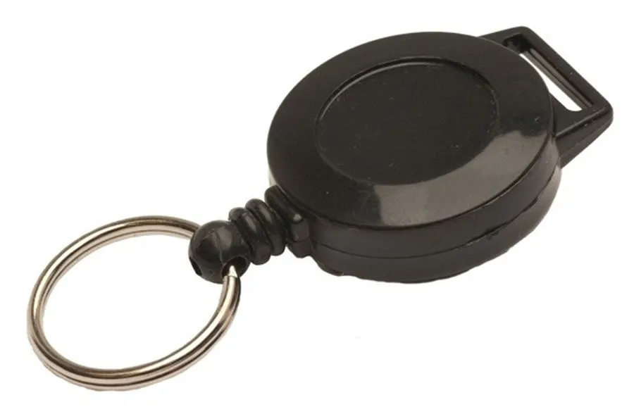 Musta pyöreä Yoyo Reko 110 -korttijojo, jossa vyöklipsi ja metallinen avainrengas.