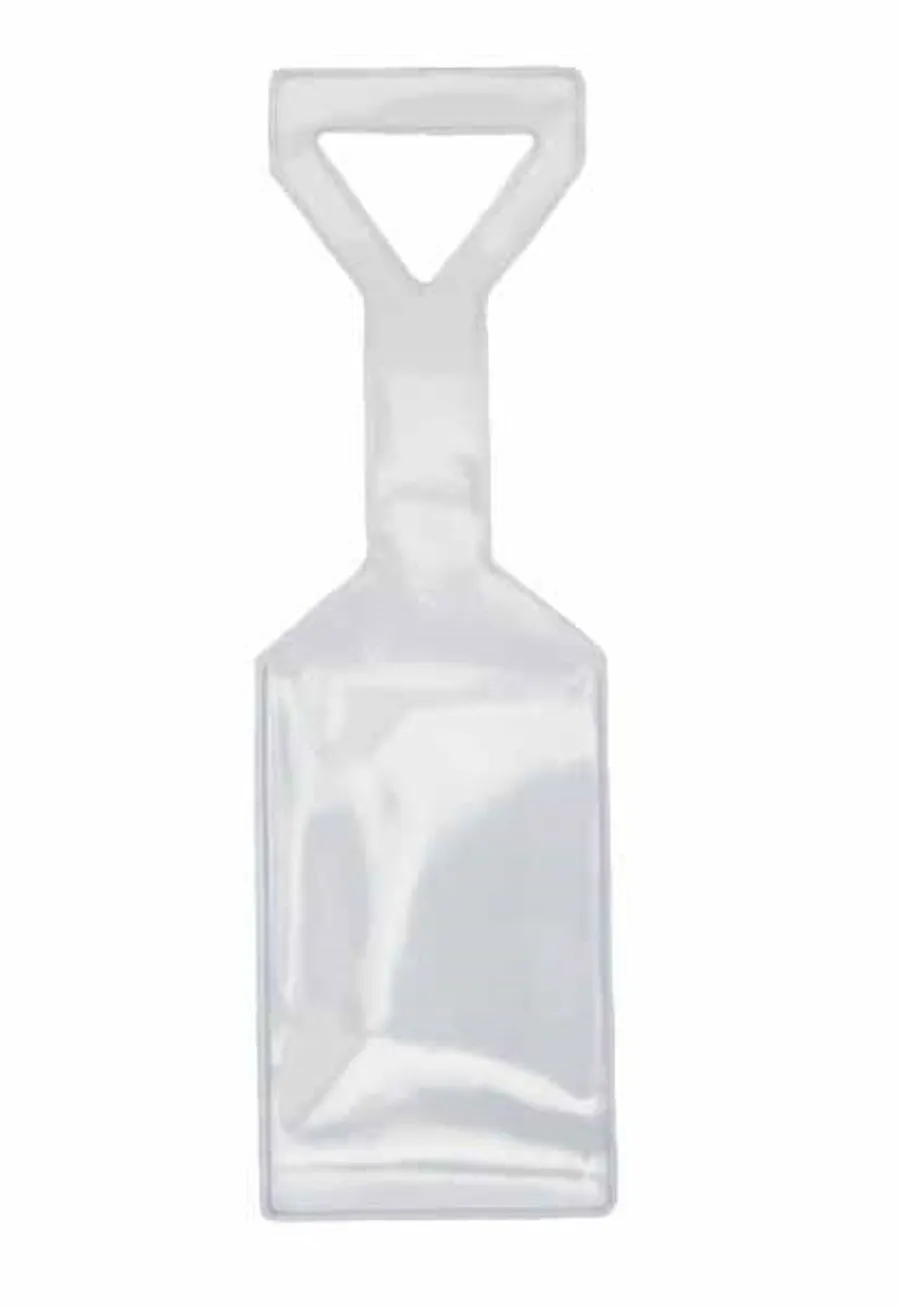 Läpinäkyvä muovitasku matkatavaran merkintään, yläosassa kolmiomainen kahva ja reikä.