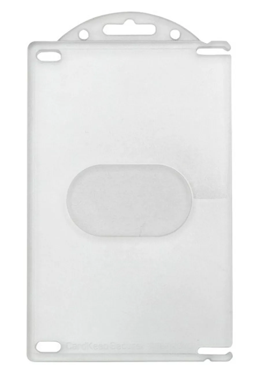 Läpinäkyvä pystymallinen CardKeep Secure -korttikotelo, jossa soikea aukko ja kiinnitysreiät.