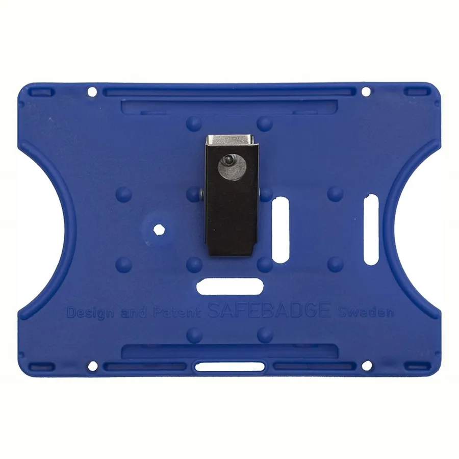 Sininen vaakamallinen CardKeep Safebadge -korttikotelo, jossa on musta metalliklipsi.
