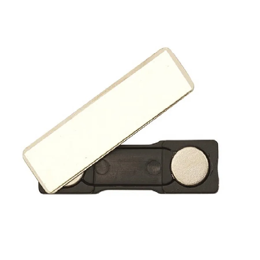 Musta kaksiosainen magneettikiinnike nimikyltille, itseliimautuva metallilevy ja magneettiosa.