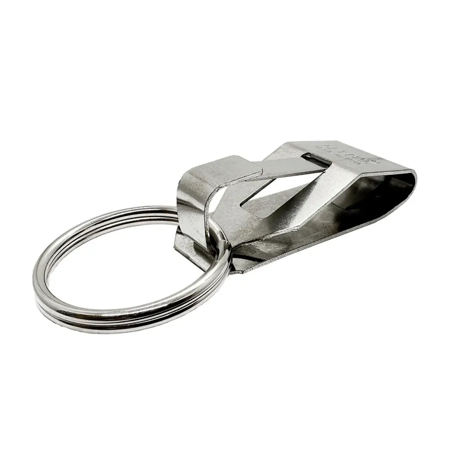 Metallinen avaimenperä, jossa on avainrengas ja vyöhön kiinnitettävä klipsi.