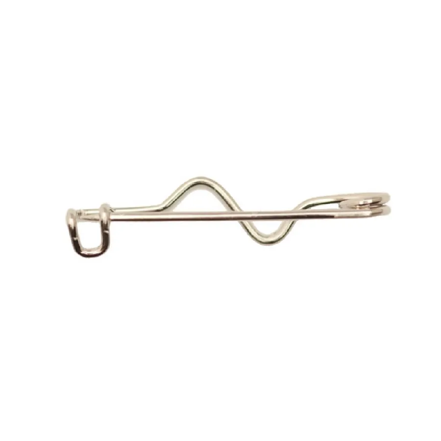 Hopeanvärinen metallinen hakaneula muovitaskun kiinnittämiseen, pituus 33 mm.