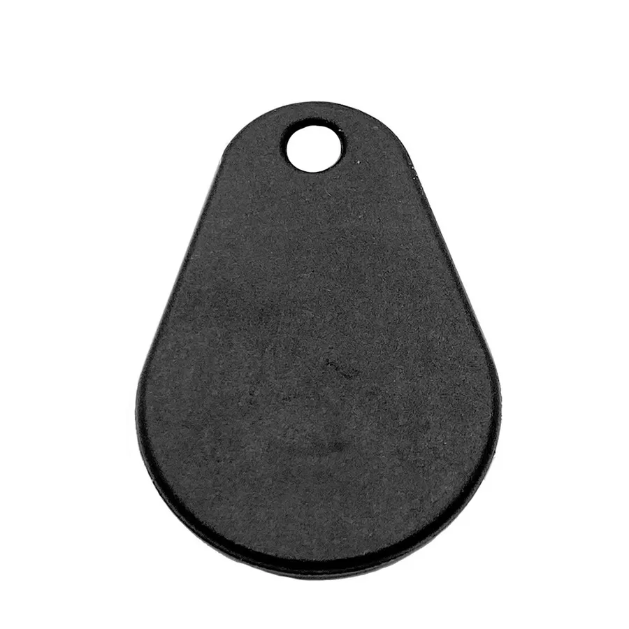 Musta pisaranmuotoinen RFID-tunniste, jossa on ripustusreikä yläreunassa.