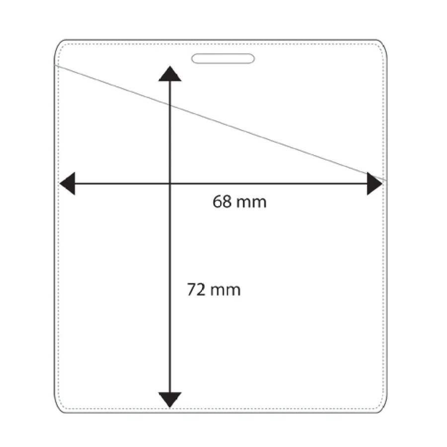 Läpinäkyvä pystymallinen muovitasku, jonka yläreunassa on aukko nauhalle, mitat 68x72 mm.