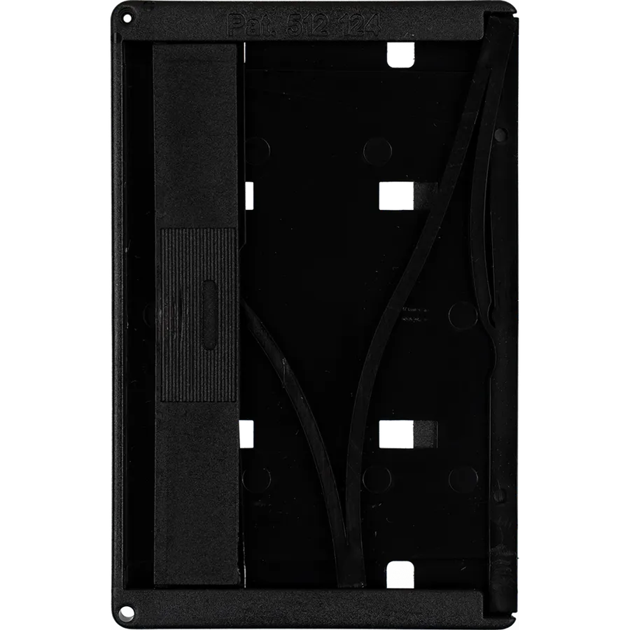 Musta CardCase Strip -korttikotelo, jonka etuosassa on liukukytkin kortin työntämiseen ulos.