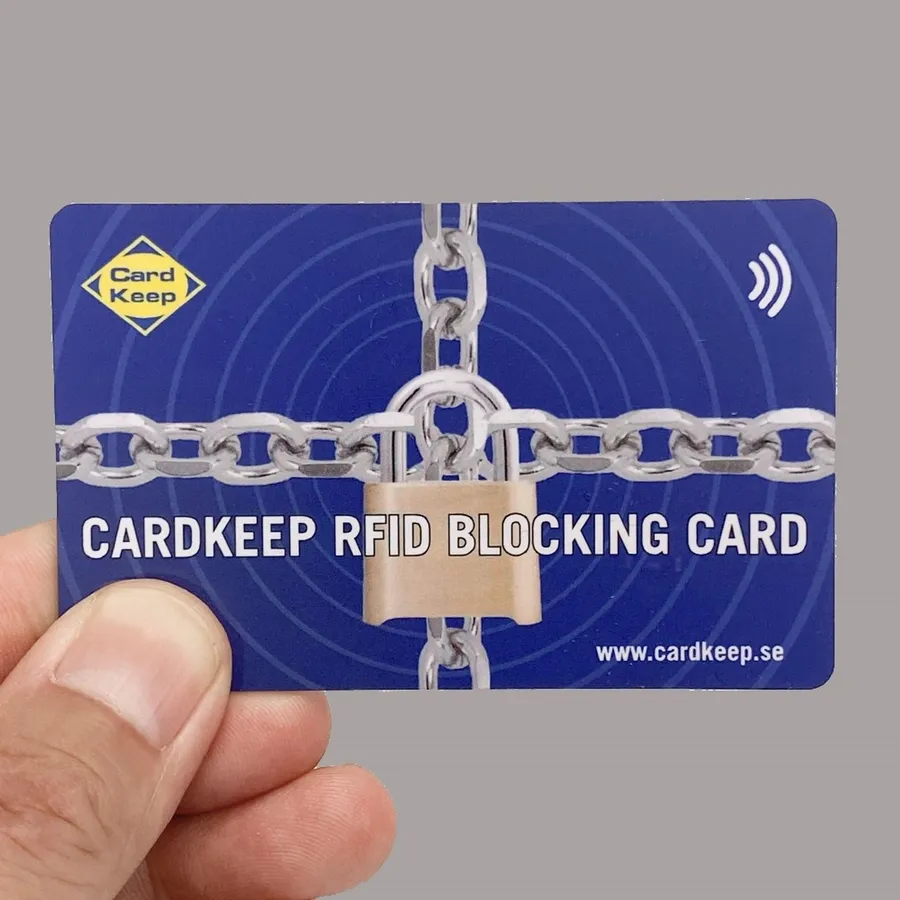 Sininen RFID-suojakortti, jossa riippulukko, ketjut ja teksti Cardkeep RFID Blocking Card.