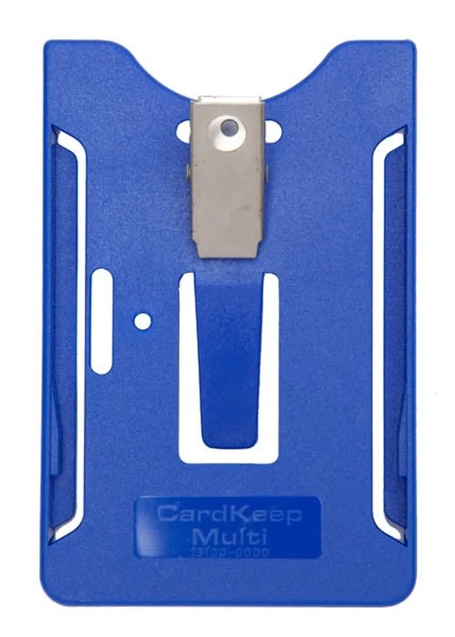 Sininen pystymallinen CardKeep Multi -korttikotelo, jossa metalliklipsi ja peukalolovi.