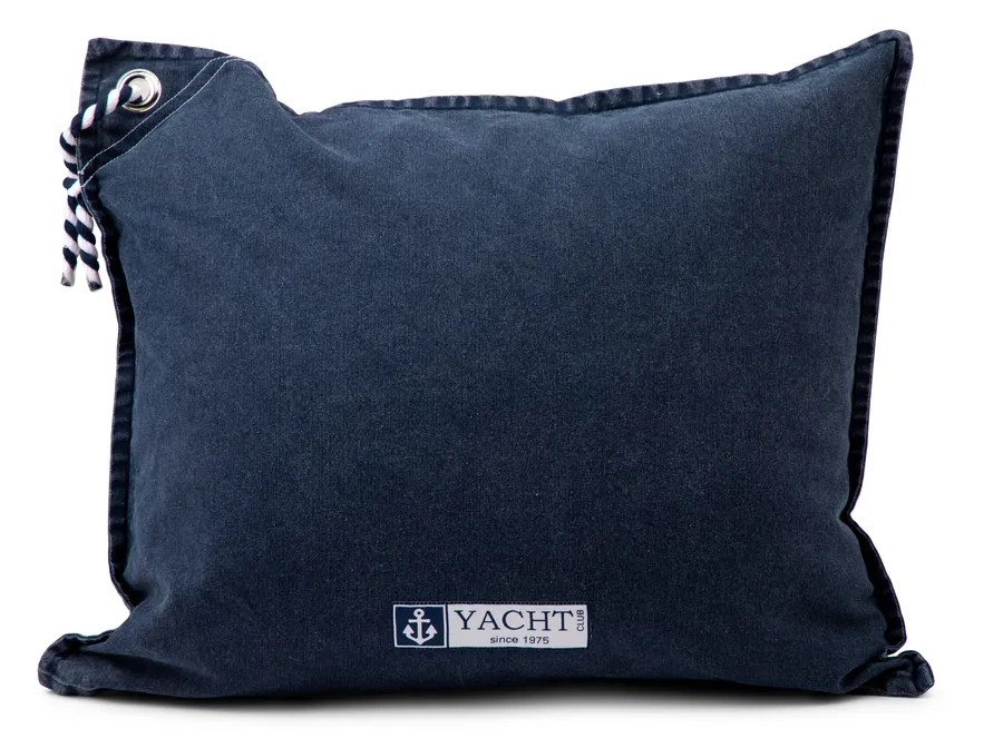 Tummansininen puuvillainen tyynynpäällinen, jonka kulmassa raidallinen ripustusköysi ja edessä Yacht Club -merkkilappu.
