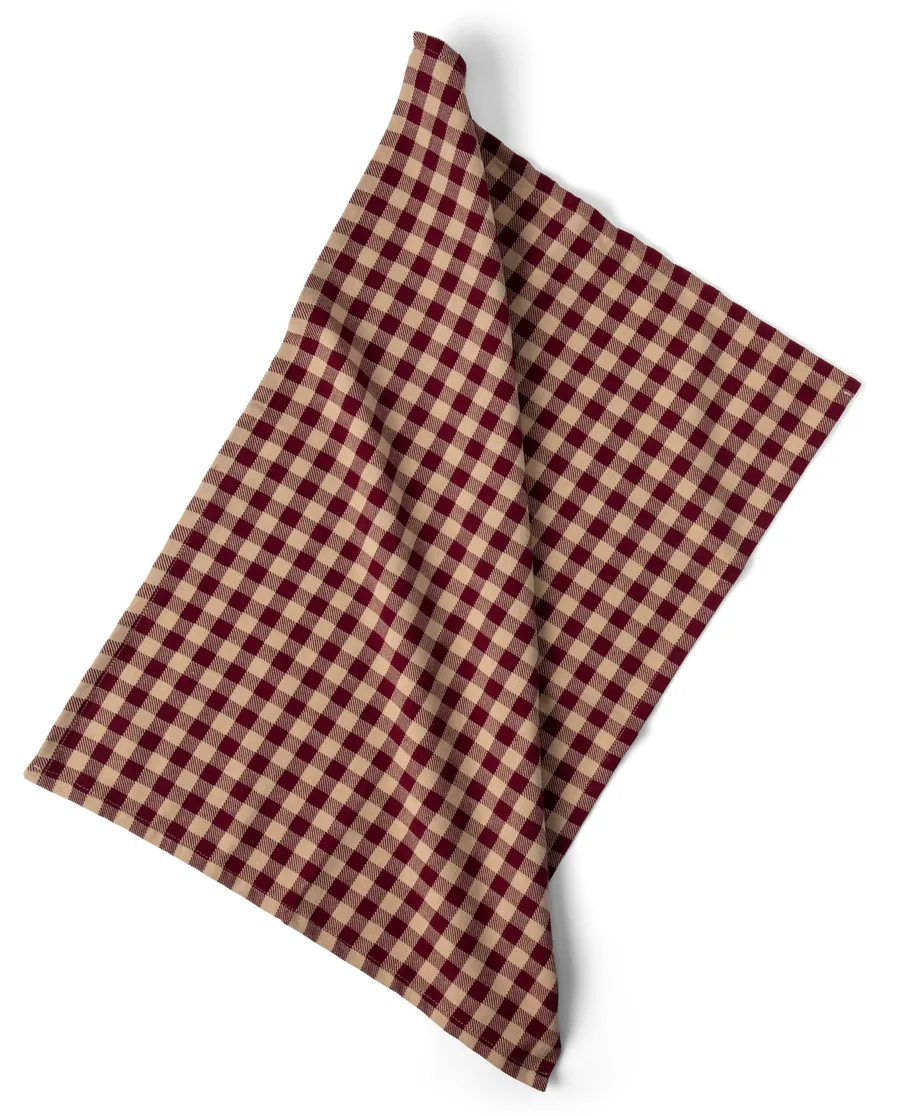 Viininpunainen ja beige ruutukuvioinen Eliza Recycled -keittiöpyyhe levitettynä.