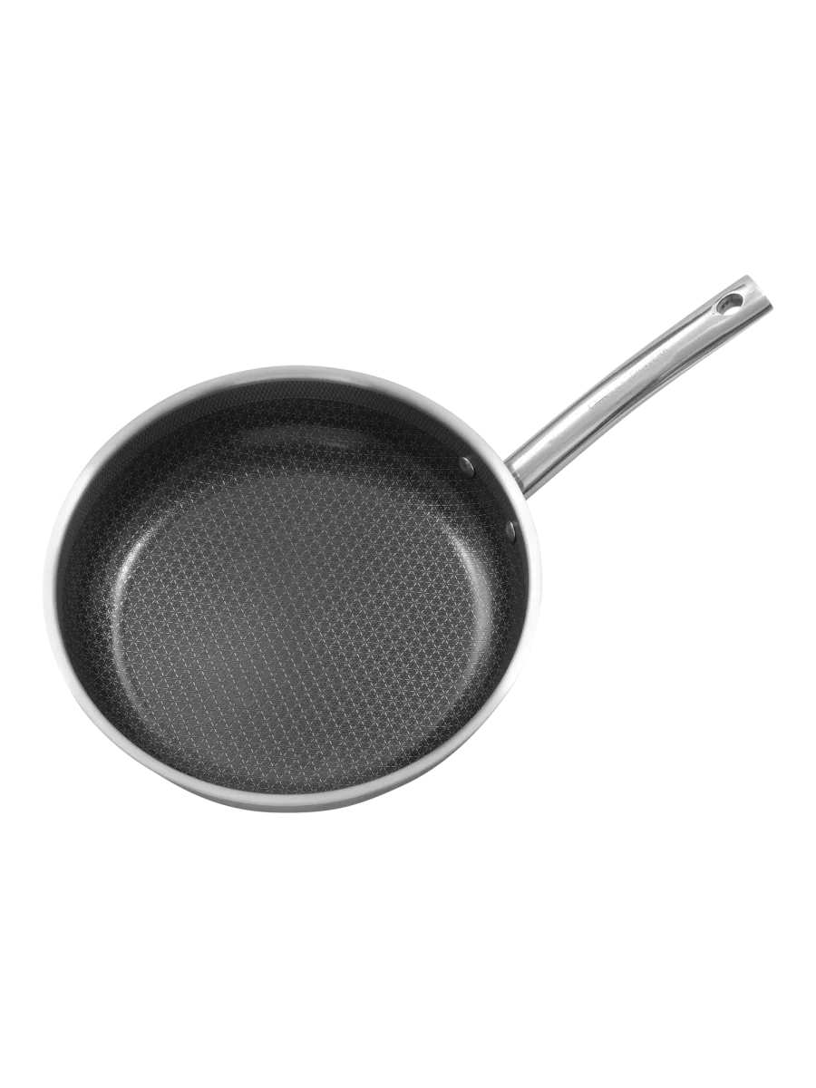 Teräksenvärinen paistinpannu, jossa tumma tarttumaton sisäpinta ja pitkä teräsvarsi.
