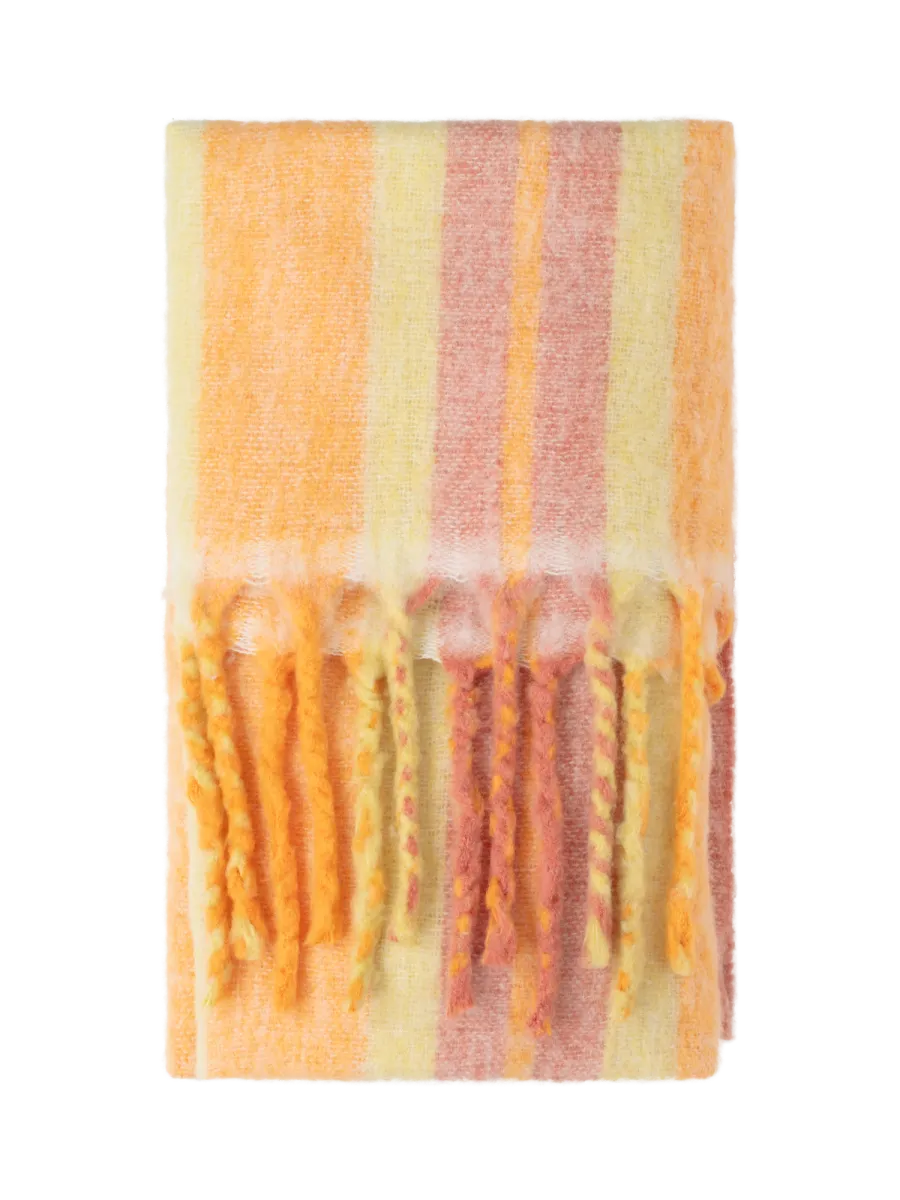 Taiteltu raidallinen villaviltti oranssin, keltaisen ja vaaleanpunaisen sävyissä, päissä punotut hapsut.
