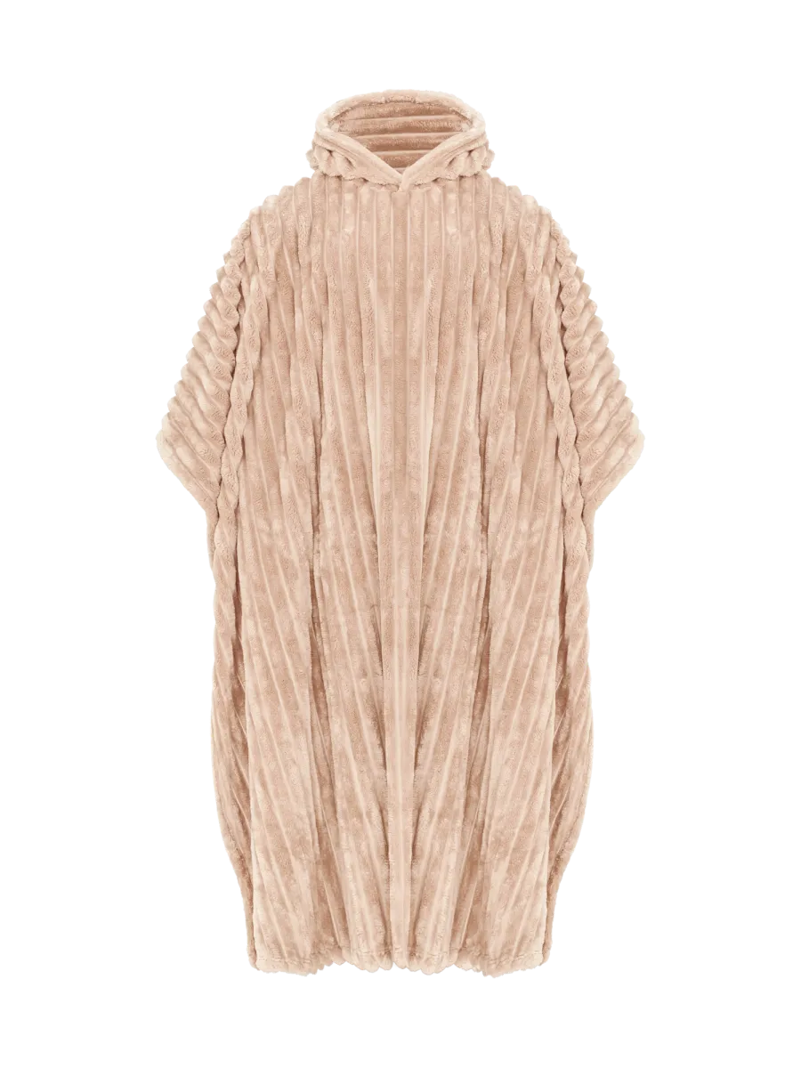 Vaalean beige hupullinen poncho, jonka pinnassa on pystysuuntainen uurrettu neulos.