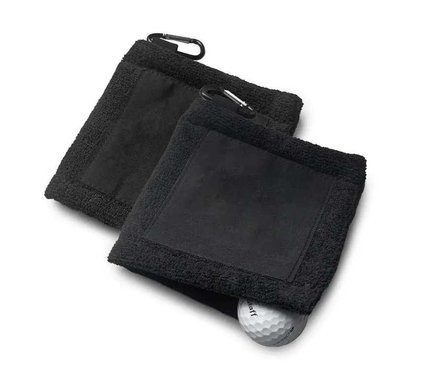 Kaksi mustaa neliömäistä golfpyyhettä karabiinihaalla ja golfpallo.