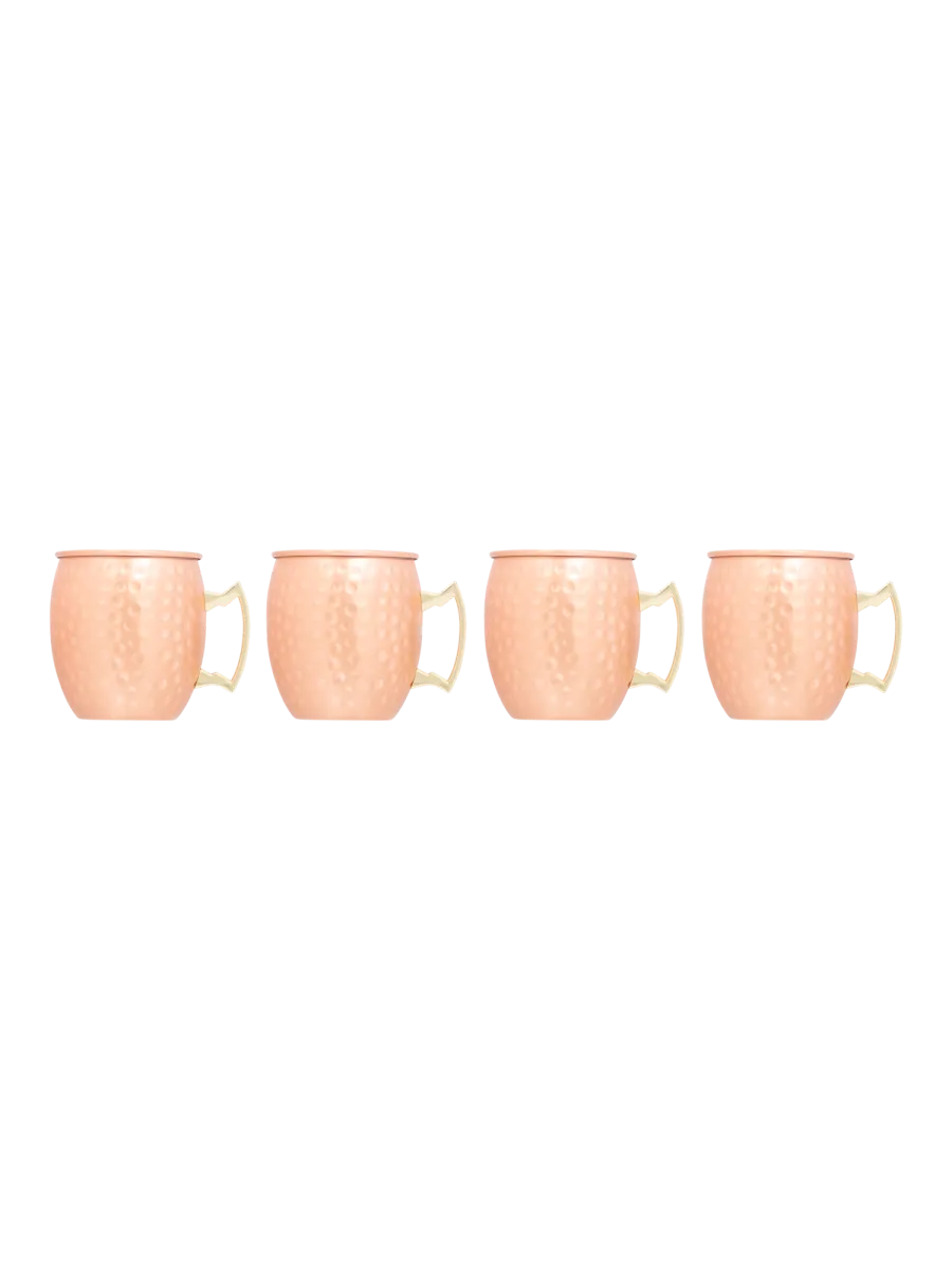 Neljä kuparinväristä Moscow Mule -mukia, joissa vasaroitu pinta ja kullanvärinen kahva.