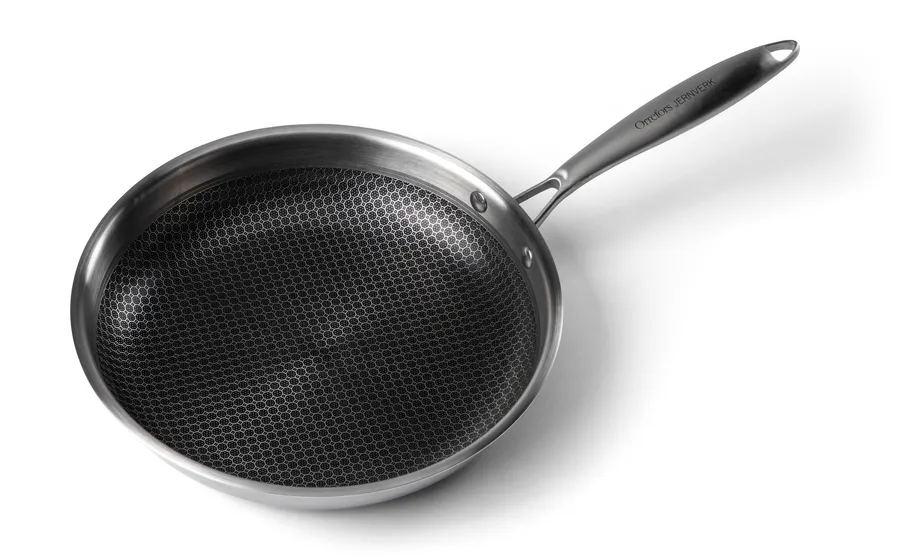Teräksinen paistinpannu, jossa tumma tarttumaton pohja ja pitkä varsi.
