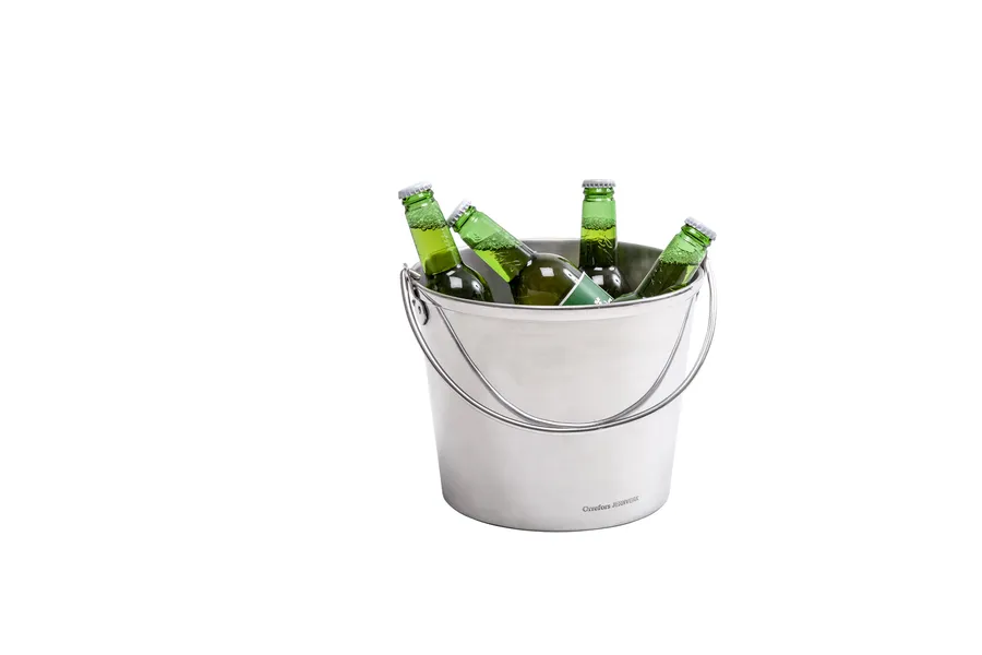 Alumiininen Orrefors Jernverk cooler-sanko kantosangalla, sisällä jäitä ja vihreitä juomapulloja.