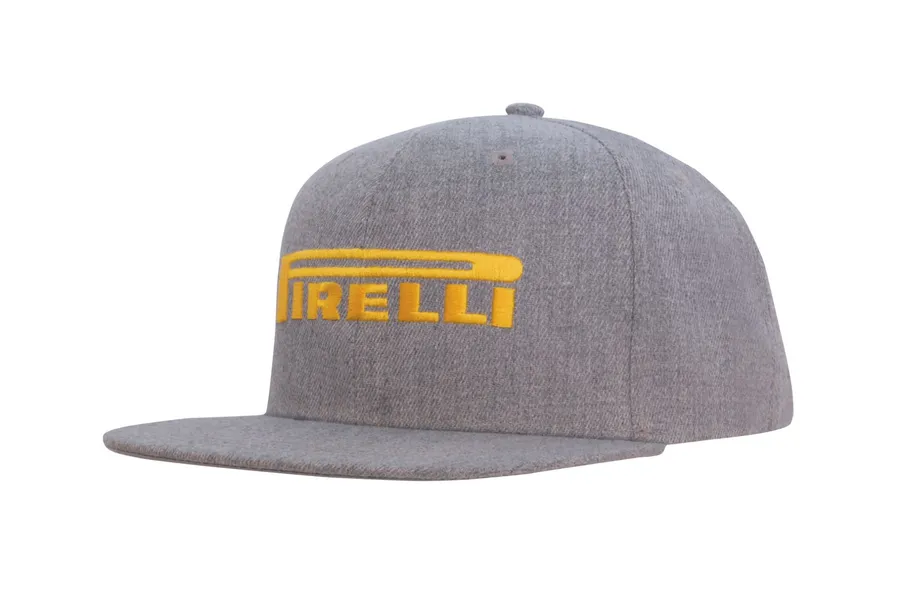 Harmaa melange-lakki suoralla lipalla ja keltaisella logopainatuksella etuosassa.