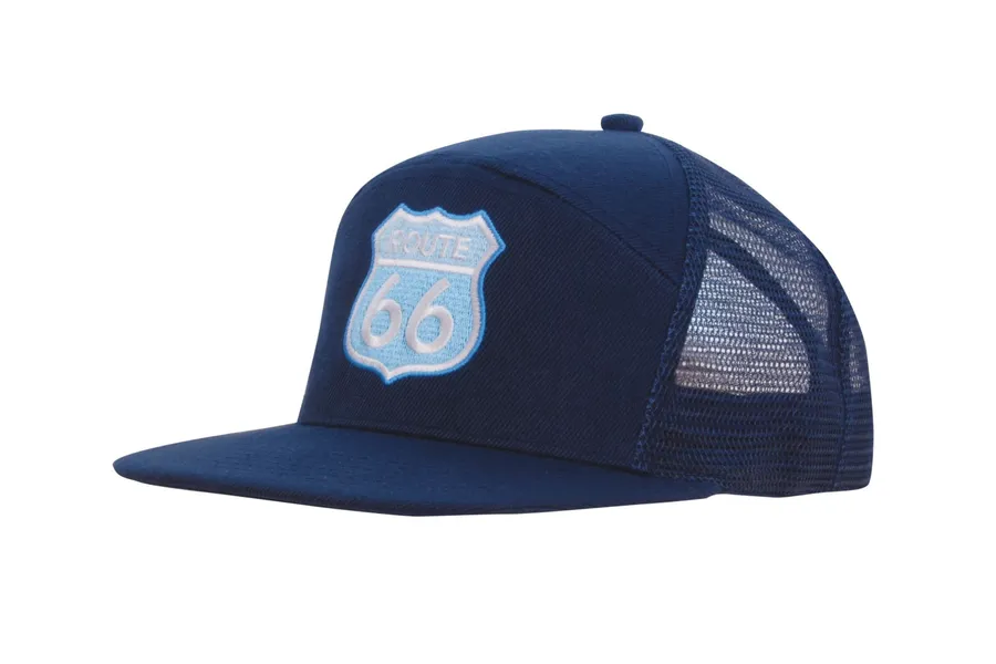 Tummansininen suoralippainen trucker-lippis, jossa verkkotakaosa ja vaaleansininen Route 66 -logo etuosassa.