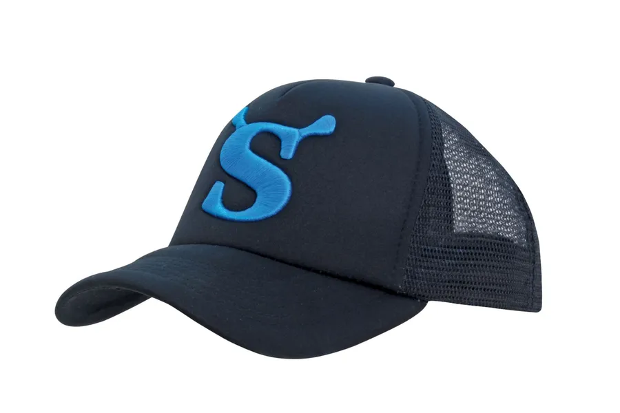 Tummansininen lasten trucker-lippis, jonka etuosassa sininen S-kirjainlogo ja takaosassa verkkomateriaali.