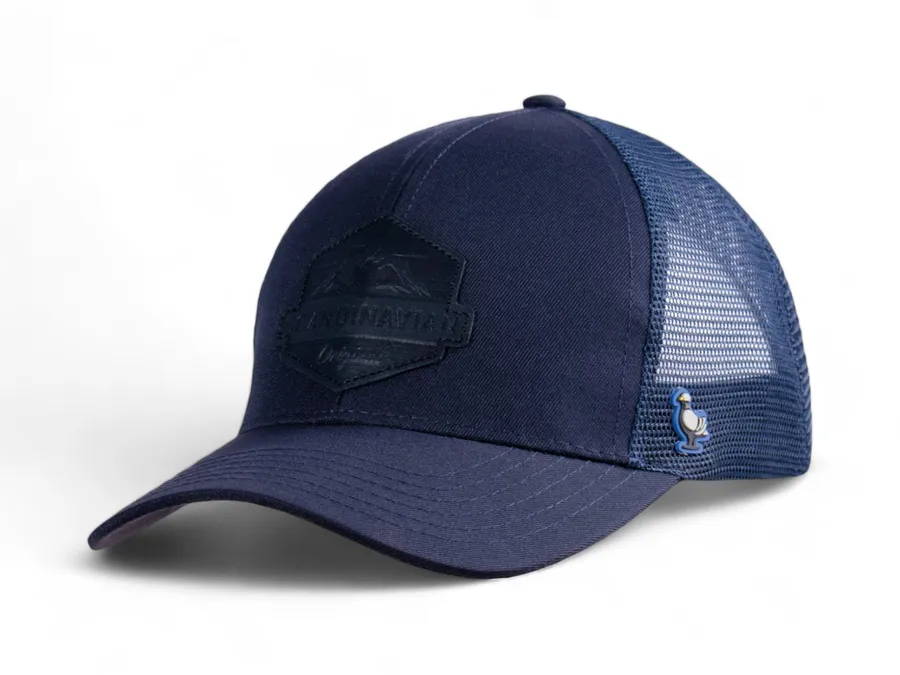 Tummansininen baseball-lippis, jossa verkkotakaosa ja logo lipan yläpuolella.