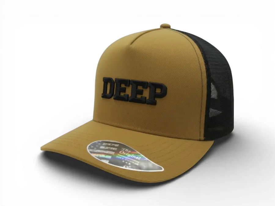 Ruskea-musta trucker-lippis, jossa verkkotakaosa ja musta logo etuosassa.