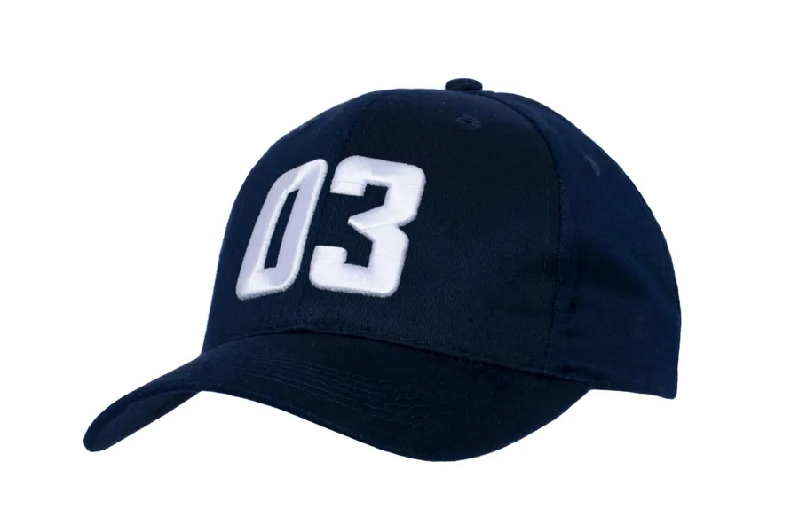 Tummansininen baseball-lippis, jonka etuosassa valkoinen brodeerattu numero 03.