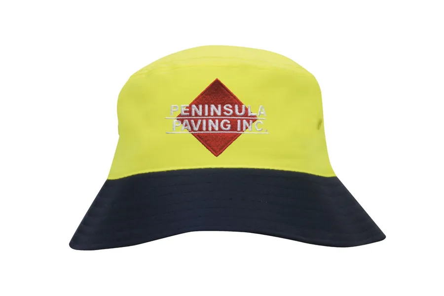Keltainen bucket-hattu, jossa tummansininen lippa ja etuosassa valkoinen logopainatus.