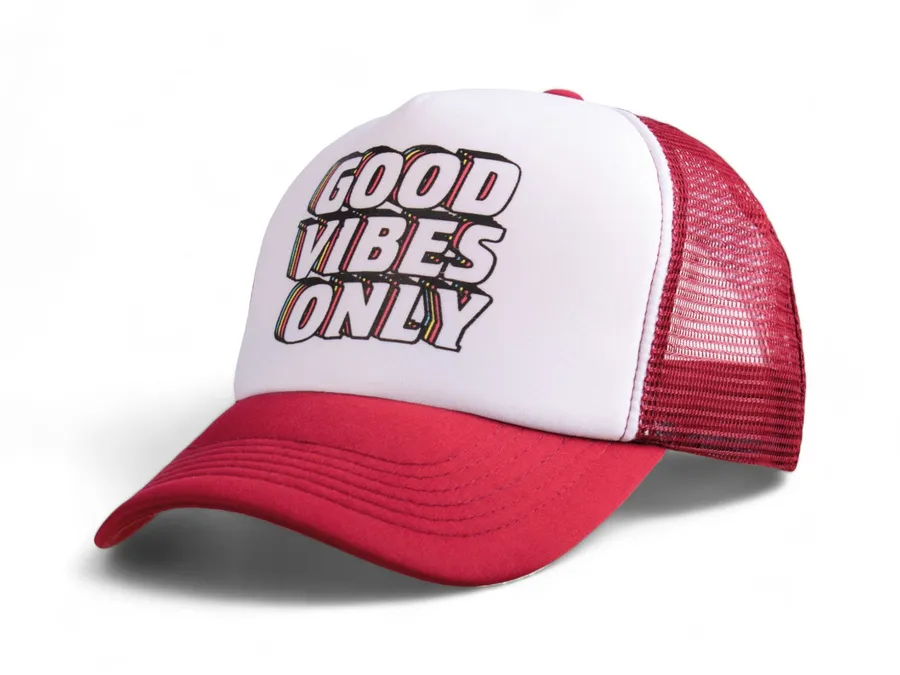Punavalkoinen verkkolippis, jonka etuosassa monivärinen teksti Good Vibes Only.