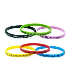 Silikoniranneke omalla tekstillä