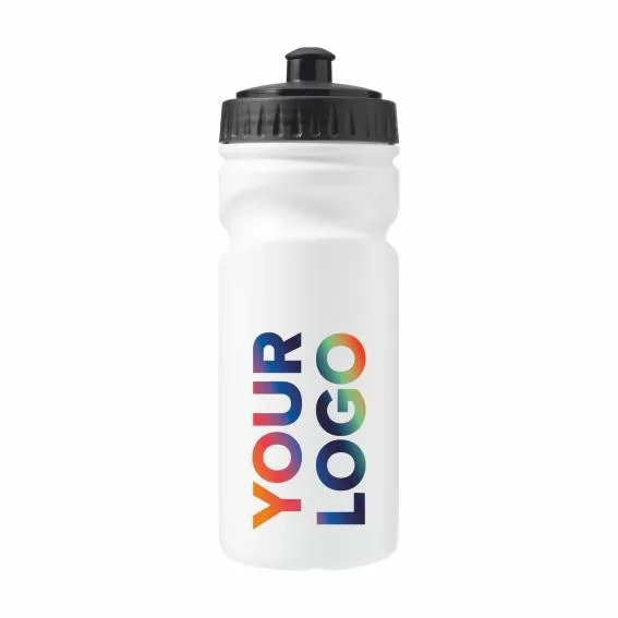 Valkoinen 500 ml sporttipullo, jossa on musta juomanokkakorkki ja monivärinen logopainatus.