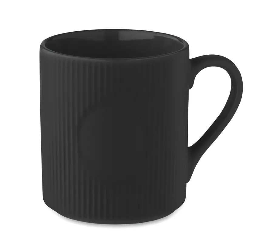 Musta keraaminen RIBMUG-muki, jonka kyljessä on pystysuora uurrekuviointi.