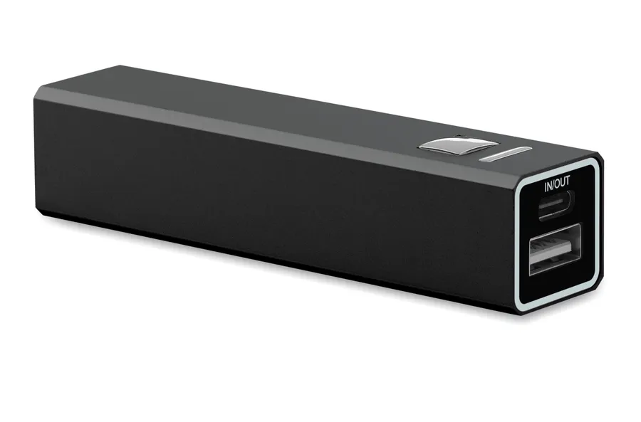 Musta suorakulmainen varavirtalähde, jonka päädyssä USB Type-C- ja USB-A-liitäntä.