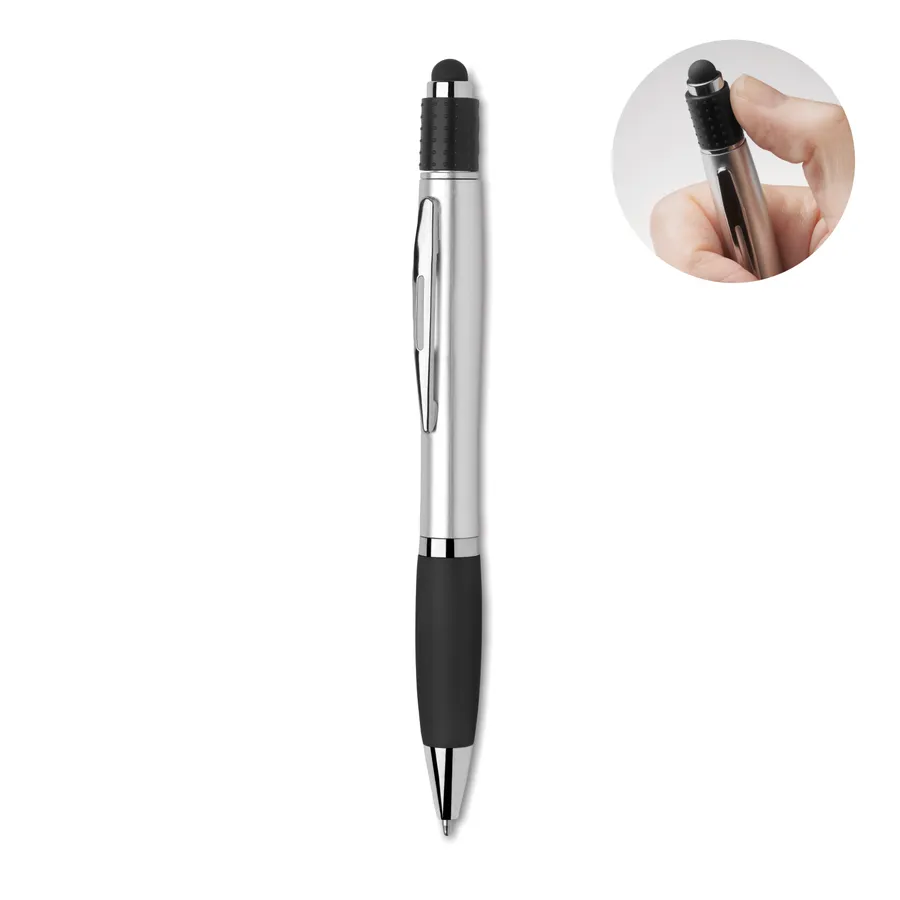 Musta stylus-kärjellä varustettu kuulakärkikynä, jossa hopeanvärinen runko ja musta kumipinnoitettu tartuntaosa.
