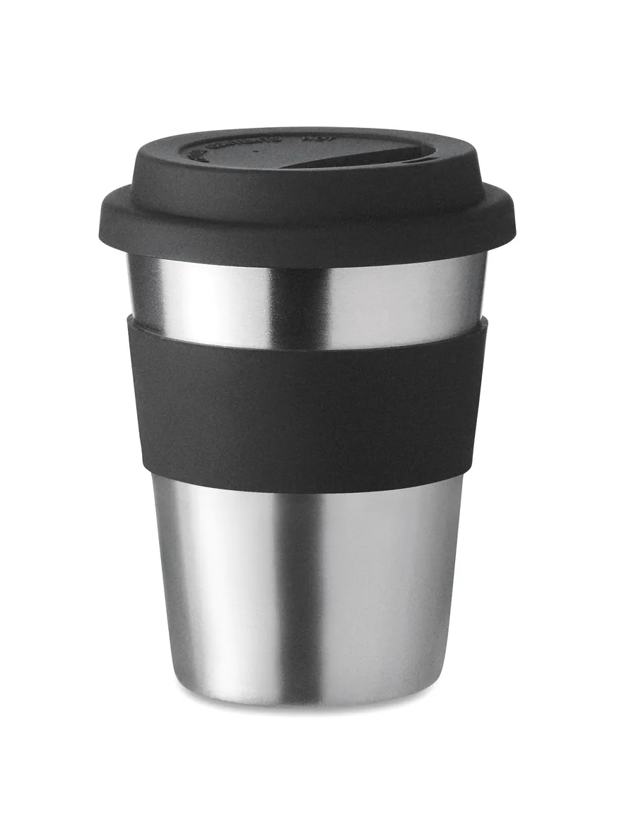 Ruostumattomasta teräksestä valmistettu takeaway muki, jossa musta silikonikansi ja musta silikonivyöte.