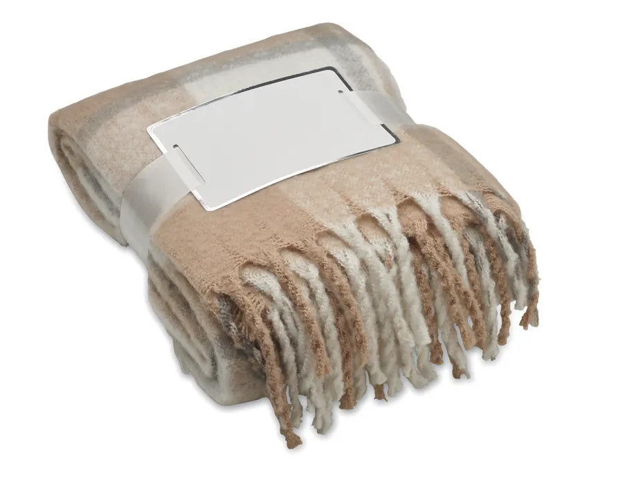 Beige ruudullinen mohairhuopa rullattuna, ympärillä nauha ja valkoinen kortti.