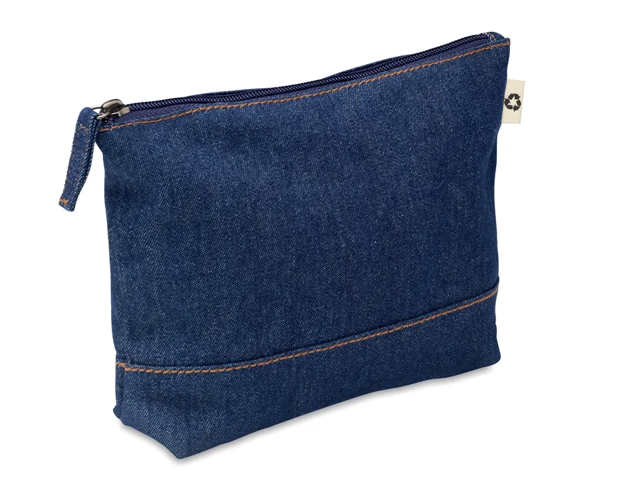 Sininen denim-kosmetiikkalaukku, jossa vetoketju ja ruskeat tikkaukset.