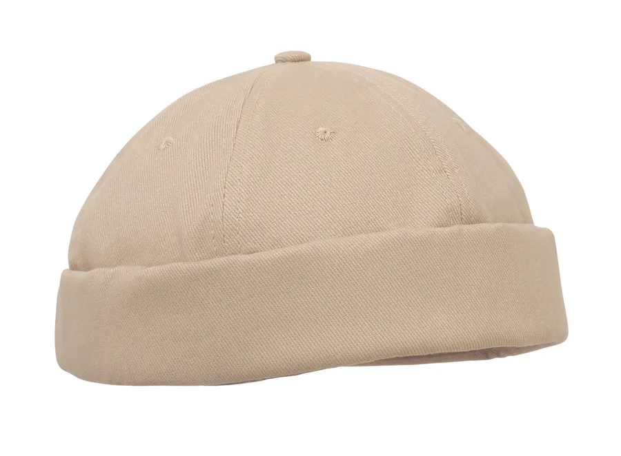 Beige docker lippis, jossa pyöreä päälaki ja käännetty alareuna.