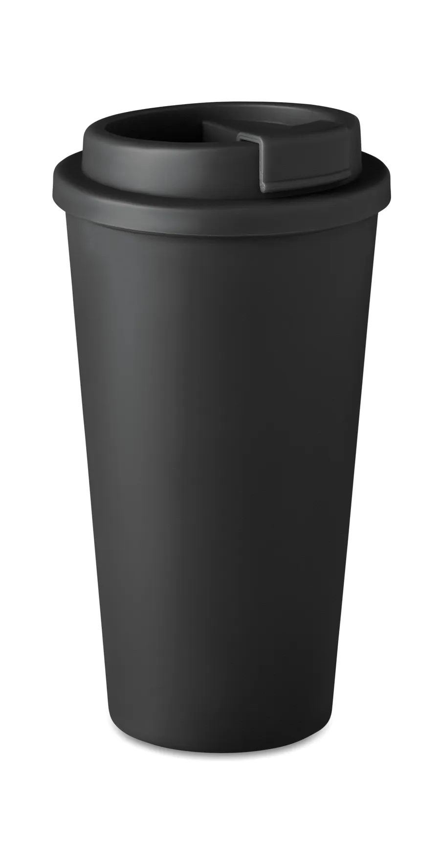 Musta kaksiseinäinen takeaway muki, jonka kannessa on juoma-aukko ja suljettava läppä.