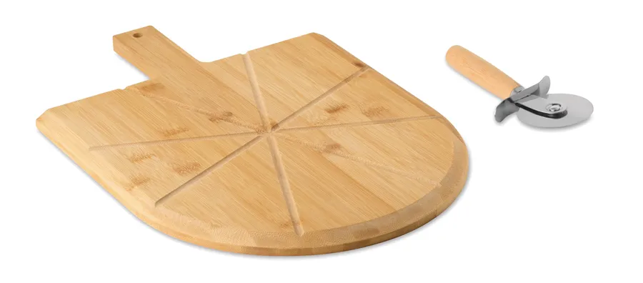 Bambuinen pyöreä pizzalauta, jossa kahva ja leikkausviivat, sekä pizzaleikkuri puuvartisella kahvalla.