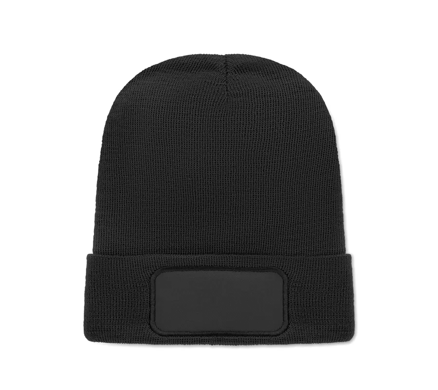 Musta neulottu unisex-pipo, jossa on taite ja suorakaiteen muotoinen kangasmerkki painatusta varten.