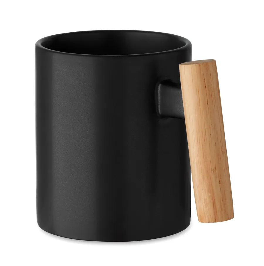 Musta keraaminen muki, jossa on vaalea puinen kahva.