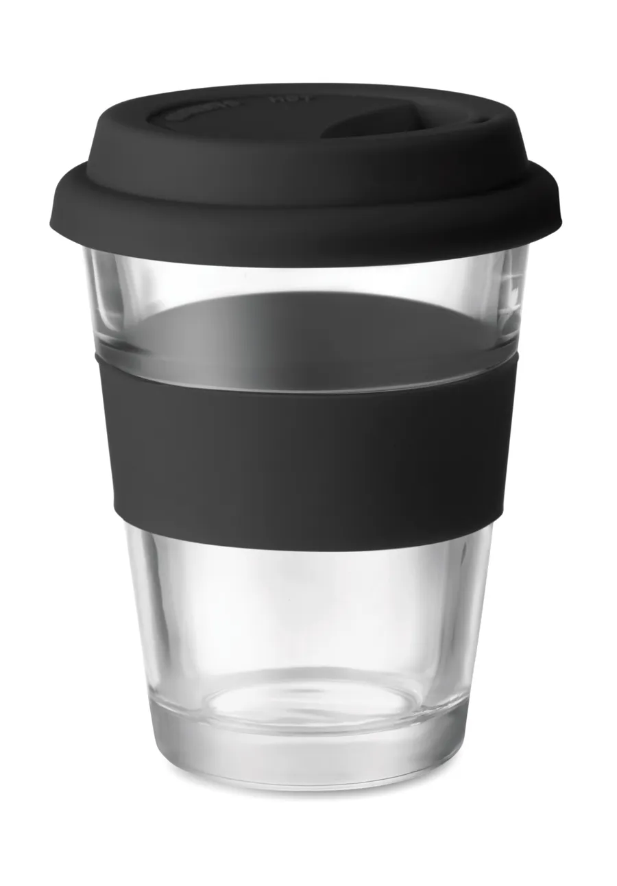 Läpinäkyvä lasinen takeaway-muki, jossa musta silikonikansi ja musta silikonigrippi.