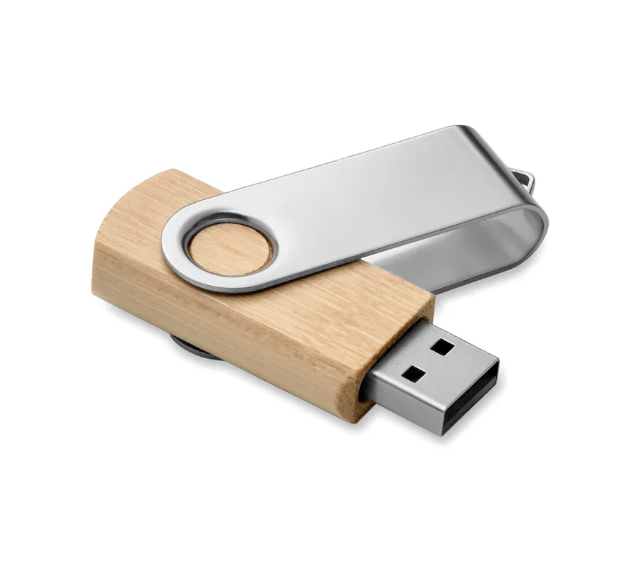 USB-muistitikku, jossa puunvärinen runko ja kääntyvä metallisuojus, liitin esillä.