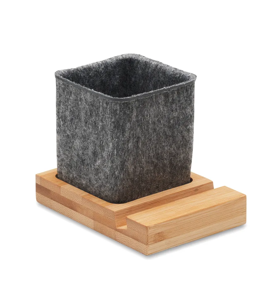Kynäteline, jossa tummanharmaa huopakuppi ja bambupohja, jossa teline puhelimelle.