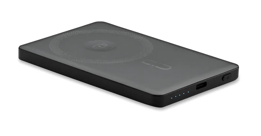 Musta CORE-varavirtalähde, jonka pinnassa näkyy langattoman latauksen alue ja sivussa USB-C-liitäntä.