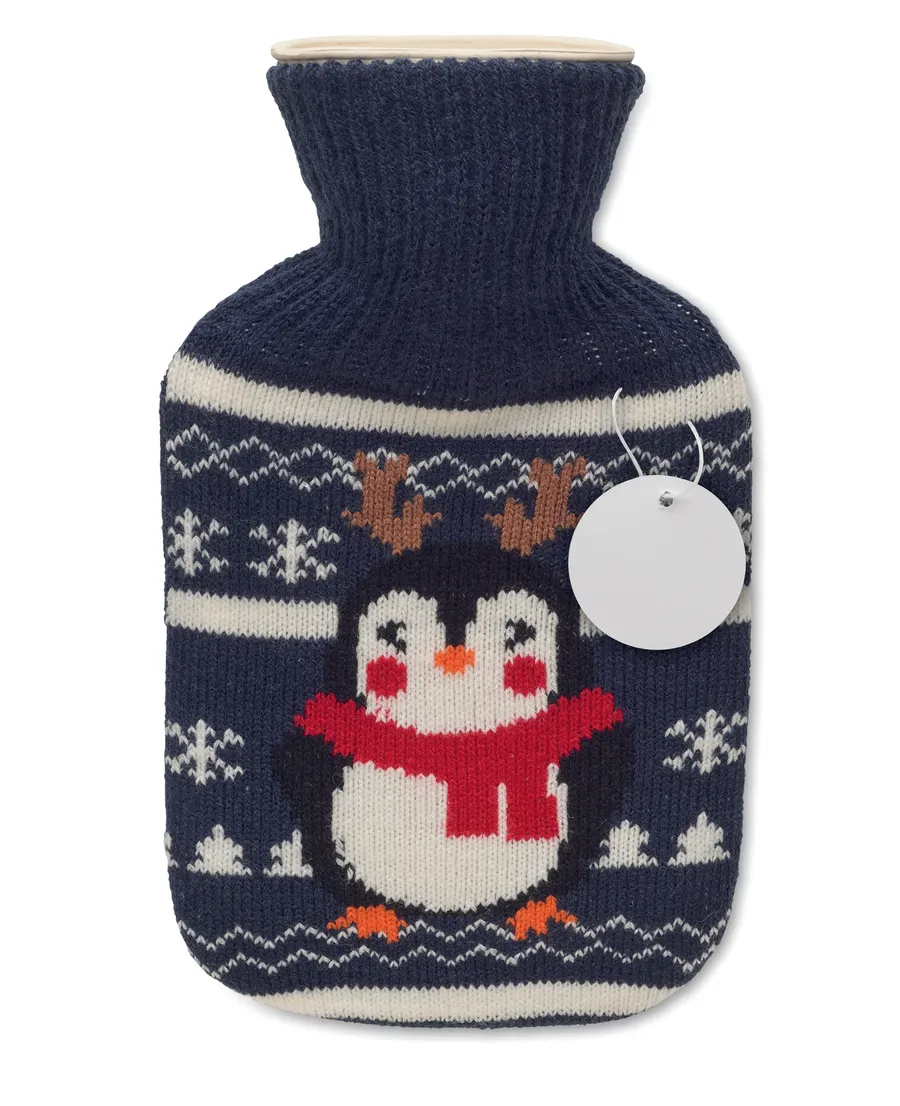 Tummansininen kuumavesipullo, jonka neulepäällisessä on pingviinikuvio, poronsarvet ja lumihiutaleita.