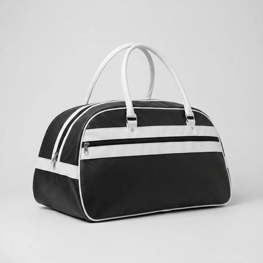 Musta PU-urheilukassi, jossa valkoiset kahvat, raidat ja vetoketjullinen etutasku.