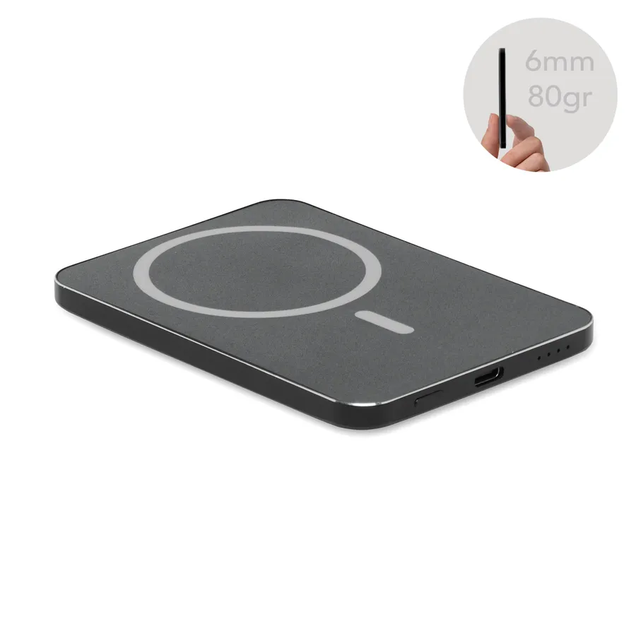 Musta ohut magneettinen varavirtalähde, jossa langattoman latauksen rengas ja USB-C-liitäntä.