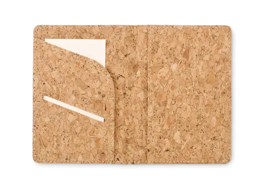 Avattu beige korkkinen passikotelo, jonka sisäpuolella on korttilokero.